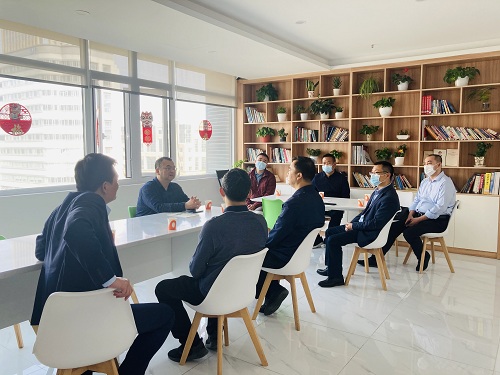 襄陽東津新區(qū)管委會(huì)領(lǐng)導(dǎo)一行蒞臨開目公司參觀考察